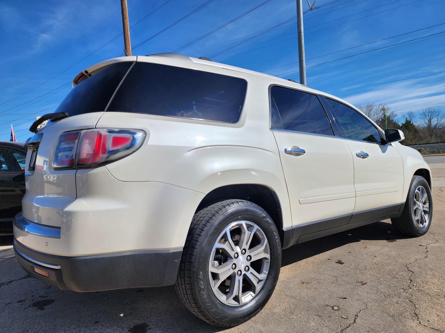 2014 DIAMOND WHITE /CAPPUCCINO GMC Acadia SLT (1GKKRRKD0EJ) , AUTO transmission, located at 2660 S.Garland Avenue, Garland, TX, 75041, (469) 298-3118, 32.885551, -96.655602 - Photo#3